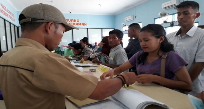 Foto: IST/MATA KALTENG - Pelayanan di Disdukcapil Kotim.
