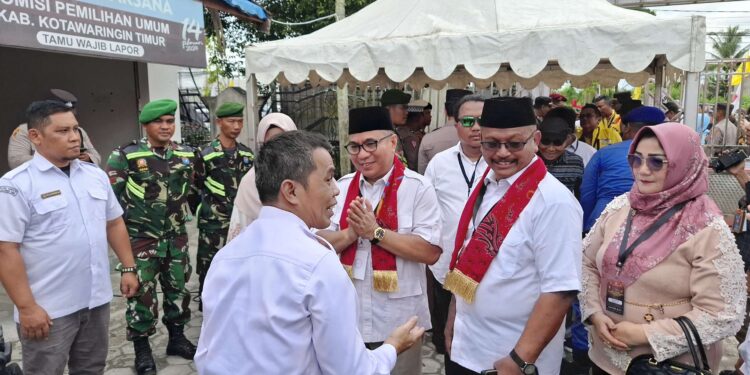 Foto: DIAN/MATA KALTENG - Kedatangan bakal calon bupati Sanidin dan wakil bupati Kotim Siyono di KPU Kotim untuk mendaftar sebagai kandidat Pilkada 2024, 29 Agustus 2024.