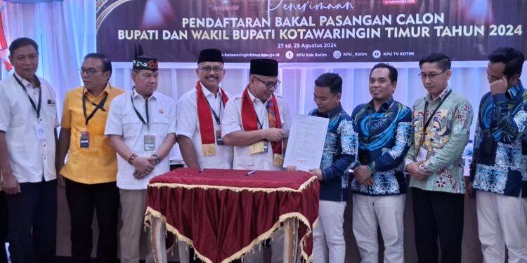 Foto: DIAN/MATA KALTENG - Ketua KPU Kotim Muhammad Rifqi saat menerima berkas pendaftaran bacalon bupati dan wakil bupati Kotim, 29 Agustus 2024.