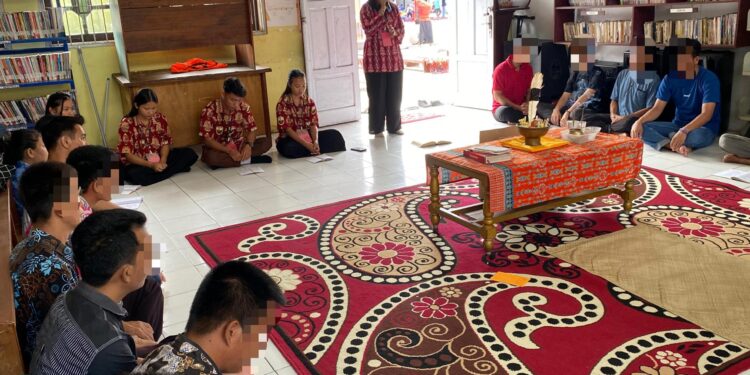 FOTO; IST/MATAKALTENG- Kegiatan keagamaan Hindu oleh WBP  Lapas Sampit.