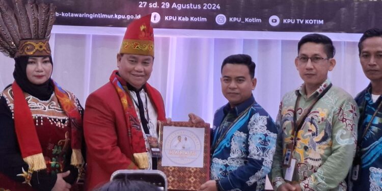 Foto: DIAN/MATA KALTENG - Proses pendaftaran pasangan Harati Jilid II di KPU Kotim, 29 Agustus 2024.