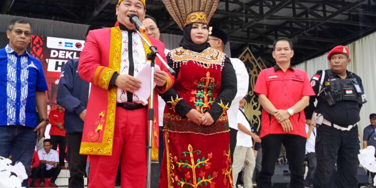 FOTO : DEVIANA/MATAKALTENG - HARATI Jilid II saat deklarasi di Taman Kota Sampit, Kamis 29 Agustus 2024.