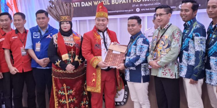 Foto: DIAN/MATA KALTENG - Pasangan Harati Jilid 2 saat pemberkasan diterima di KPU Kotim, 29 Agustus 2024.
