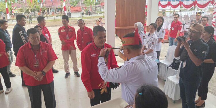 FOTO : KPU GUMAS/MATA KALTENG - Bakal pasangan calon Bupati dan Wakil Bupati Gumas Kusnadi B Halijam dan Daldin ketika datang ke KPU untuk mendaftar, Kamis, 29 Agustus 2024.