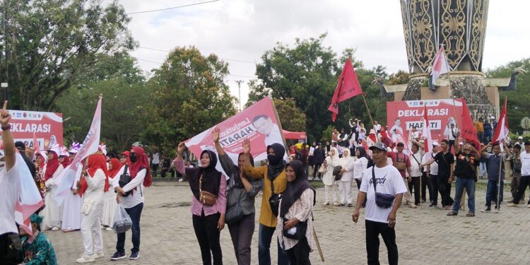 FOTO: AGUS/MATAKALTENG- Terlihat pendukung HARATI jilid dua saat berteduh ditengah rintikan hujan sewaktu mendengarkan Deklarasi Paslon itu di Taman Kota Sampit.