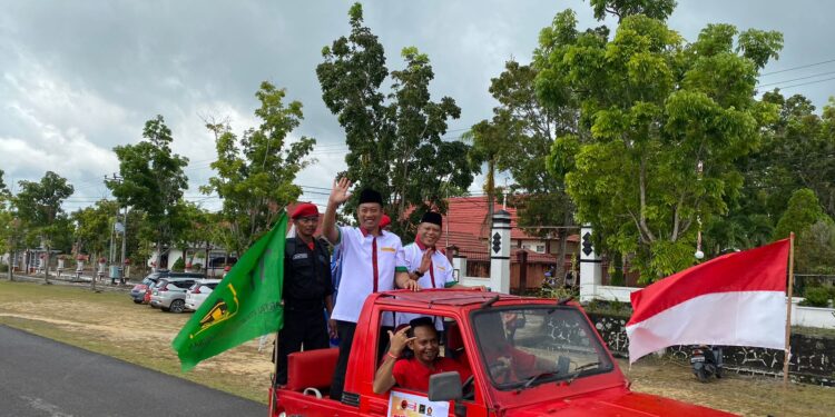FOTO : AKH/MATAKALTENG - Paslon Masduki Nur Effendi saat akan mendaftar ke KPU Sukamara.