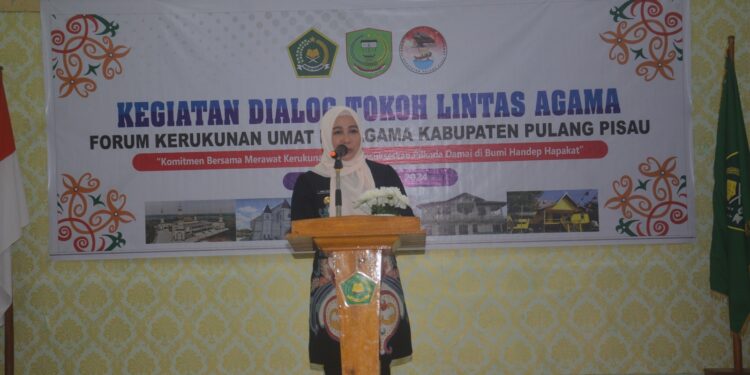 FOTO : AND/MATAKALTENG - Pj Bupati Pulang Pisau, Nunu Andriani saat memberikan sambutan pada kegiatan dialog tokoh lintas agama, Kamis, 29 Agustus 2024.