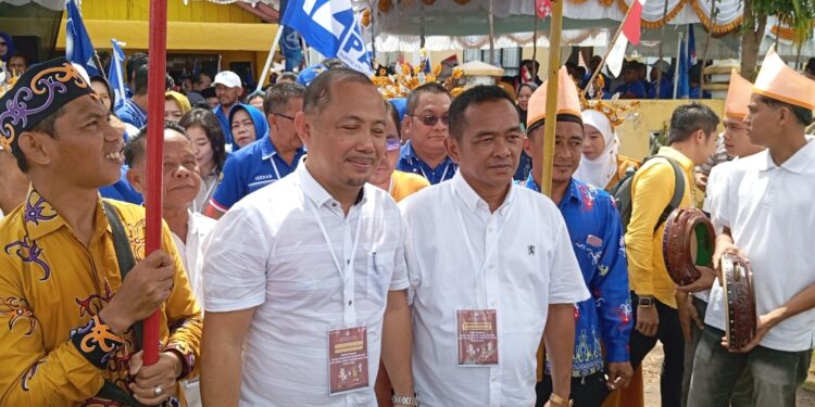 FOTO: MATAKALTENG - Paslon Eddy Tanto saat hendak mendaftar ke KPU Barsel.