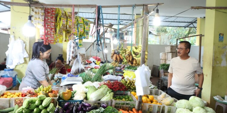 FOTO : DISKOMINFO SANTIK/MATA KALTENG - Pj Bupati Gumas Herson B Aden bersama kepala perangkat daerah saat berbincang dengan pedagang di pasar Baru Kuala Kurun, belum lama ini.