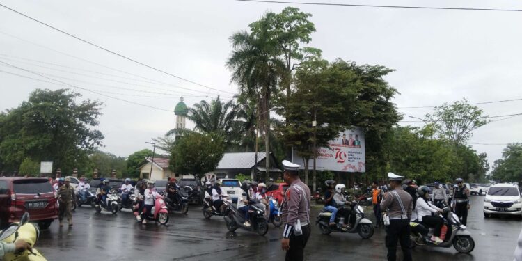 FOTO: AGUS/MATAKALTENG - Pengamanan personel Polres saat Deklarasi Paslon Pilkada Kotim 2024.