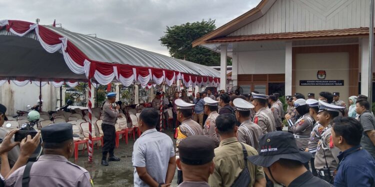 FOTO; AGUS/MATA KALTENG - Personel Polres Kotim saat melakukan pengamanan di KPU Kotim.