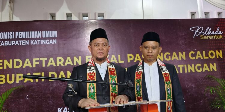 FOTO : MATAKALTENG - Bakal Paslon Saiful - Firdaus saat datang mendaftar ke kantor KPU Kabupaten Katingan.