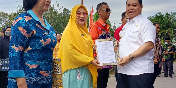 FOTO : DEVIANA/MATAKALTENG - Bupati Kotim Halikinnor saat menyerahkan SK pengangkatan sebagai Plh Direktur RSUD dr Murjani Sampit, Jumat 30 Agustus 2024.