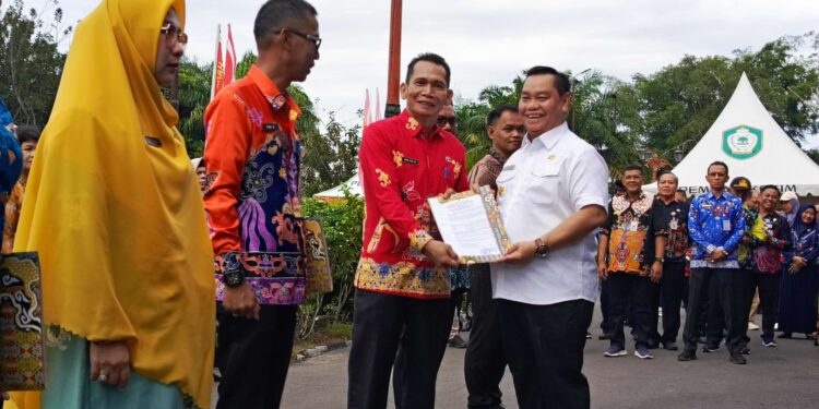 FOTO ; DEVIANA/MATAKALTENG - Bupati Kotim Halikinnor saat menyerahkan SK jabatan Plt Camat Parenggean ke Awung, Jumat 30 Agustus 2024.