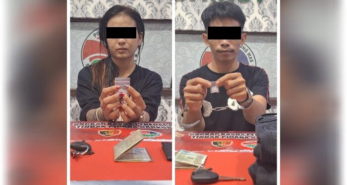 FOTO : HUMAS POLRES GUMAS/MATA KALTENG - Kedua tersangka N dan SM beserta barang bukti sabu, saat diamankan di kantor Satres Narkoba Polres Gumas, belum lama ini.