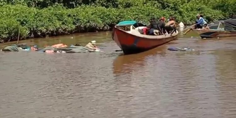 FOTO ; IST/MATA KALTENG - Perahu motor korban yang terlihat hanya terpal saat tekan sopir lainnya datang, Jumat 30 Agustus 2024.