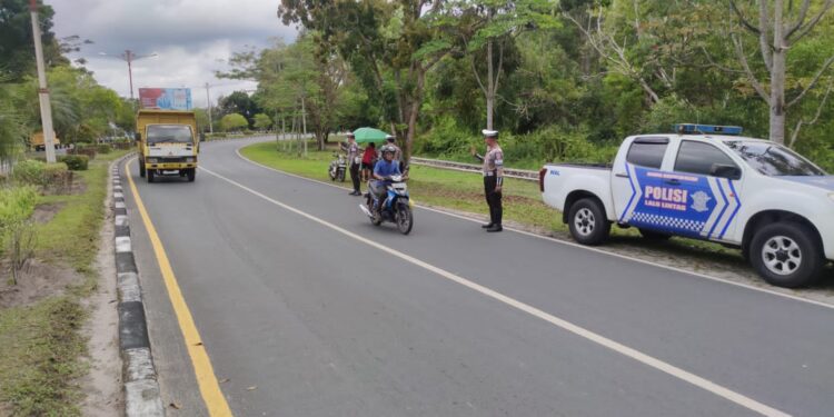 FOTO: MATAKALTENG - Jajaran Satlantas Polresta Palangka Raya, saat melakukan patroli di Jalan Adonis Samad, yang kerap dijadikan lokasi balapan liar.