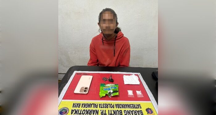 FOTO: MATAKALTENG - Terduga pelaku FD saat diamankan jajaran Satresnarkoba Polresta Palangka Raya.
