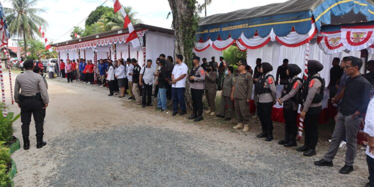 FOTO: MATAKALTENG - Jajaran Polresta Palangka Raya bersama tim gabungan pada saat mengamankan pelaksanaan pendaftaran di KPU Kota Palangka Raya.