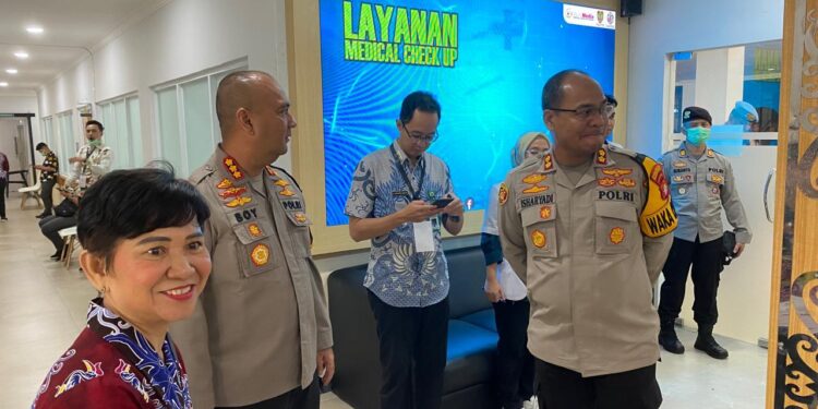 FOTO: MATAKALTENG - Kapolresta Palangka Raya, Kombes Pol Boy Herlambang bersama Wakapolresta Palangka Raya, AKBP Moch. Isharyadi Fitriawan, saat meninjau RSUD dr Doris Sylvanus Palangka Raya.