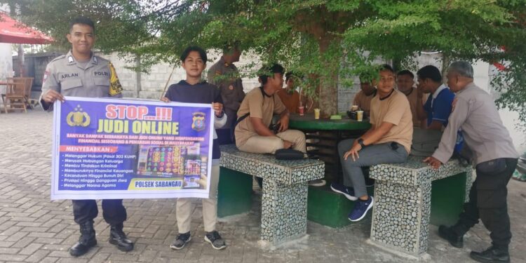 FOTO: MATAKALTENG - Personel Polsek Sabangau pada saat menyosialisasikan bahayan judi online.