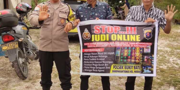 FOTO: MATAKALTENG - Personel Polsek Bukit Batu saat menyosialisasikan dampak judi online.