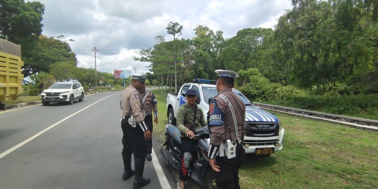 FOTO: MATAKALTENG - Personel Satlantas Polresta Palangka Raya, pada saat memeriksa salah seorang pengendara yang melintas di Jalan Adonis Samad.