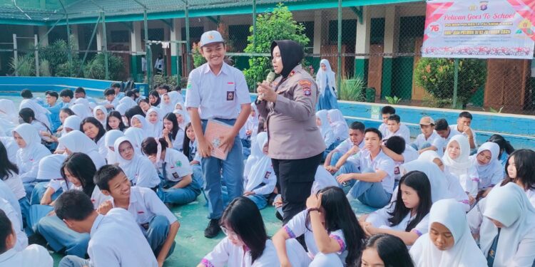 FOTO: MATAKALTENG - Kapolsek Pahandut, Kompol Volvy Apriana, saat berinteraksi bersama siswa SMK Negeri 3 Palangka Raya.