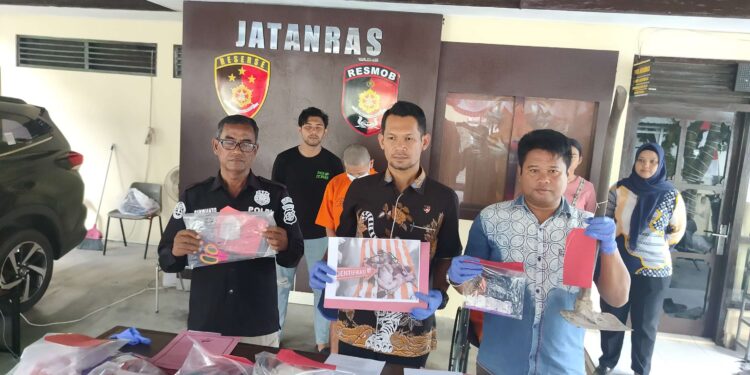 FOTO: RZL/MATAKALTENG - Kasat Reskrim Polresta Palangka Raya, Kompol Ronny Mathius Nababan (tengah), saat menunjukkan barang bukti.