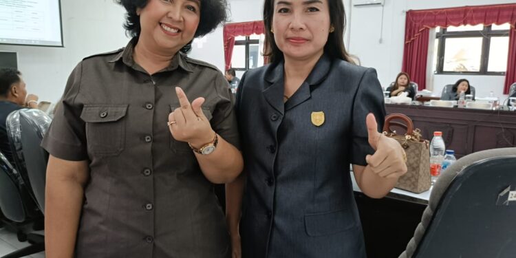 FOTO : DPRD GUMAS/MATA KALTENG - Anggota DPRD Kabupaten Gumas Iceu Purnamasari (kiri) ketika bersama koleganya Elvi Esi, di kantor DPRD setempat.