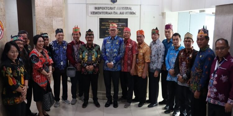 FOTO: IST/MATAKALTENG - Pj Bupati Gumas Herson B Aden didampingi Sekda Richard, berfoto bersama usai menyampaikan hasil laporan kinerja pemkab, di Kantor Inspektorat Kemendagri, Kamis 29 Agustus 2024.