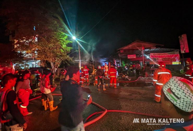 Breaking News : Warung Sembako di Jalan Suprapto Dilahap Api, Warga Panik dan Berhamburan