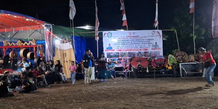 FOTO: DIAN/MATA KALTENG - Camat MB Ketapang Irfansyah saat menghadiri penutupan perlombaan tingkat RT 31 dalam rangka memeriahkan HUT RI ke 79, Sabtu 31 Agustus 2024 malam.