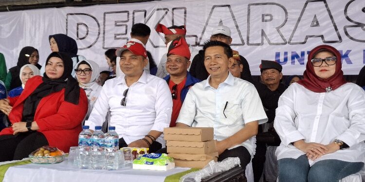 FOTO: DIAN/MATA KALTENG - Nadalsyah Koyem bersama Supian Hadi saat deklarasi sebagai calon Gubernur dan Wakil Gubernur Kalteng di Kotim, Minggu 1 September 2024.