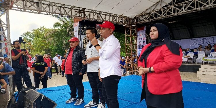 FOTO: DEVIANA/MATAKALTENG - Koyem-SHD saat deklarasi di dampingi Calon Bupati Kotim, Halikinnor dan Calon Wakil Bupati Kotim Irawati, di Taman Kota Sampit, Minggu 1 September 2024 sore.