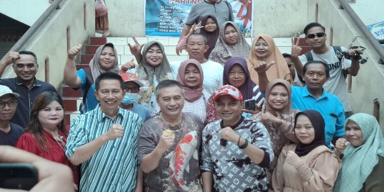 FOTO: DIAN/MATA KALTENG - Pasangan calon Gubernur dan Wakil Gubernur Kalteng Nadalsyah Koyem dan Supian Hadi saat sambangi warga di PPM Sampit, Senin 2 September 2024.