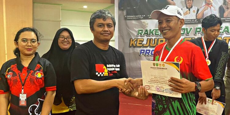 FOTO : AND/MATAKALTENG - Ketua Percasi Kabupaten Pulang Pisau, Diharyo saat menyerahkan piagam penghargaan kepada salah seorang pemenang.