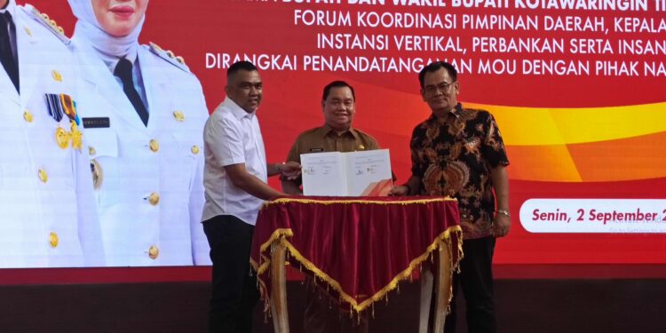 FOTO ; DEVIANA /MATAKALTENG - Bupati Kotim Halikinnor didampingi Kepala BUMD Habaring Hurung dan Pejabat Sementara Direktur Nam Air saat menujukkan MOU, Senin 2 September 2024.