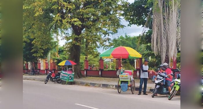 Foto: DIAN/MATA KALTENG - Sejumlah pedagang di Taman Kota Sampit.