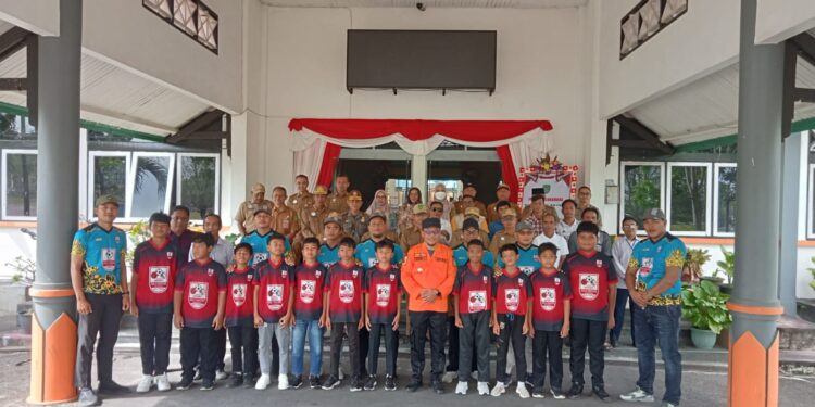 Foto : AKH/MATAKALTENG - Penjabat Bupati Sukamara Rendy Lesmana saat melepas atlet sepakbola SSB Solo Soccer.