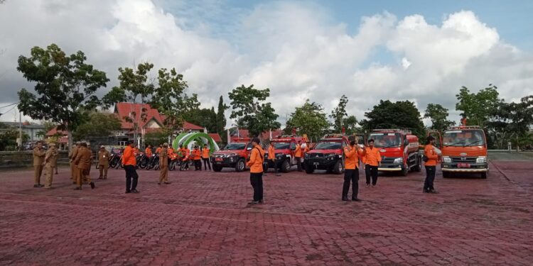Foto : AKH/MATAKALTENG - Apel Gelar Pasukan pasukan dan sarana prasarana Kebakaran Hutan dan Lahan (Karhutla) sebagai bentuk kesiapan dan tetap siaga di Halaman Kantor Bupati Sukamara, Senin 2 September