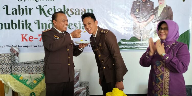 Foto : AKH/MATAKALTENG - Kajari Sukamara, Muhammad Irwan saat memotong tumpeng pada syukuran hari lahir kejaksaan ke-79.
