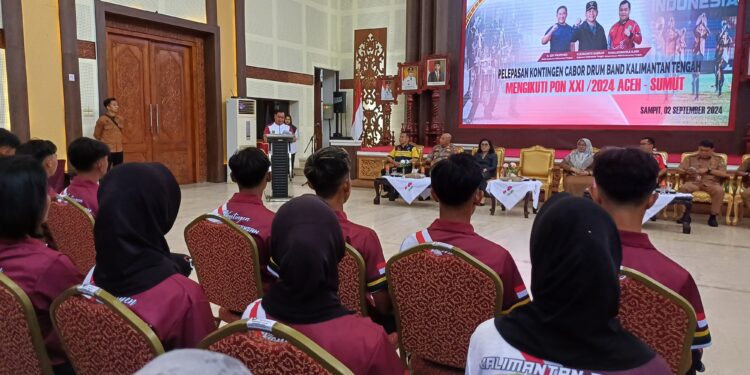 FOTO : DEVIANA/MATAKALTENG - Bupati Kotim Halikinnor saat melepas kontingen Cabang Olahraga Drum Band Provinsi Kalteng, Senin 2 September 2024.