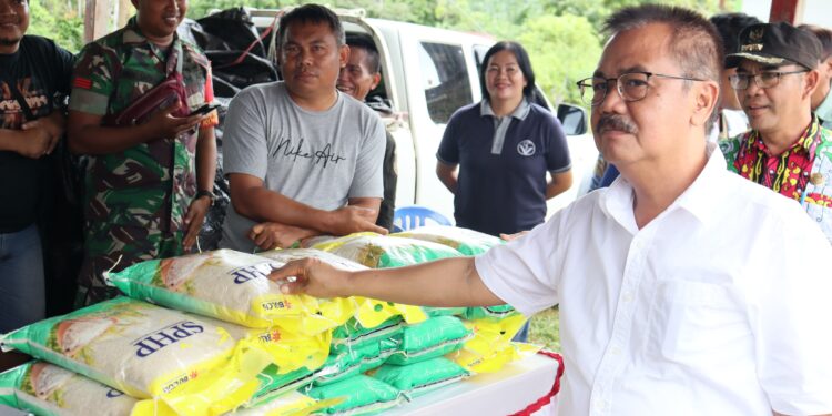 FOTO : DISKOMINFO SANTIK/MATA KALTENG - Pj Bupati Gumas Herson B Aden ketika meninjau kegiatan gerakan pangan murah di Kecamatan Miri Manasa, belum lama ini.