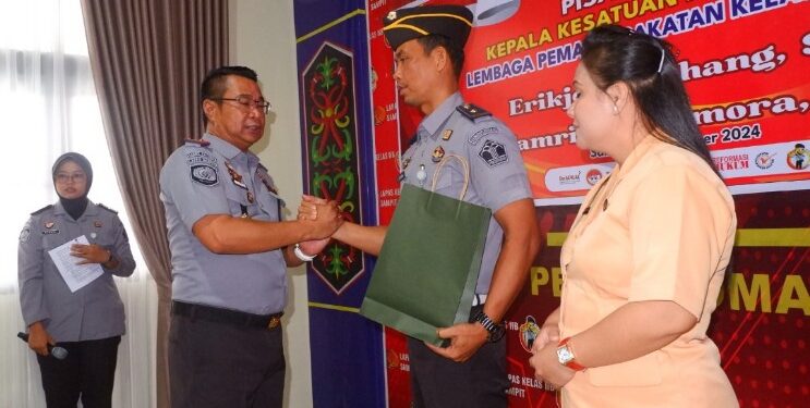FOTO: IST/MATAKALTENG- Pisah sambut Kepala Pengamanan Lapas Sampit. Senin, 2 Agustus 2024.