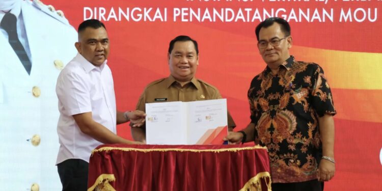 Foto: IST/MATA KALTENG - penandatanganan kerjasama antara pemerintah Kotim dan maskapai Nam air, 2 September 2024.