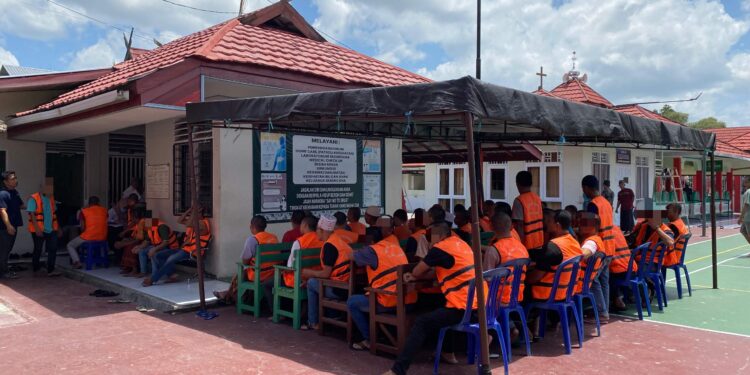 FOTO: IST/MATAKALTENG- WBP Lapas Sampit saat melaksanakan skrining oleh pihak Puskesmas Ketapang 1.