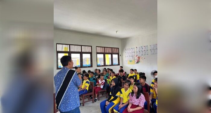 FOTO : DPK GUMAS/MATA KALTENG - Duta Baca Kabupaten Gumas Noferdy Admajaya saat menyampaikan materi sosialisasi gemar membaca kepada peserta didik SDN 1 Kurun, belum lama ini.