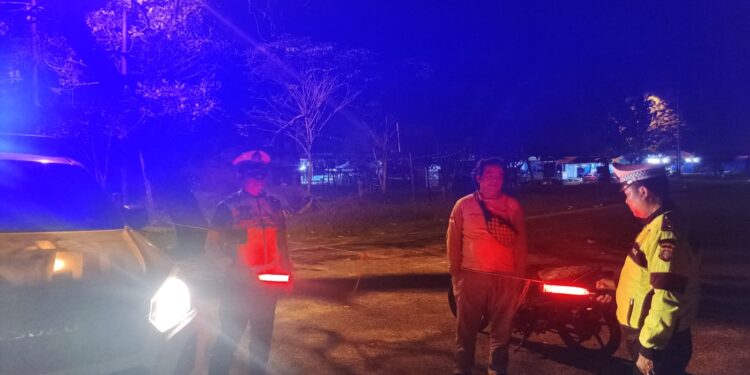 FOTO: MATAKALTENG - Personel Satlantas Polresta Palangka Raya pada saat menegur pengendara terkait penggunaan helm SNI.