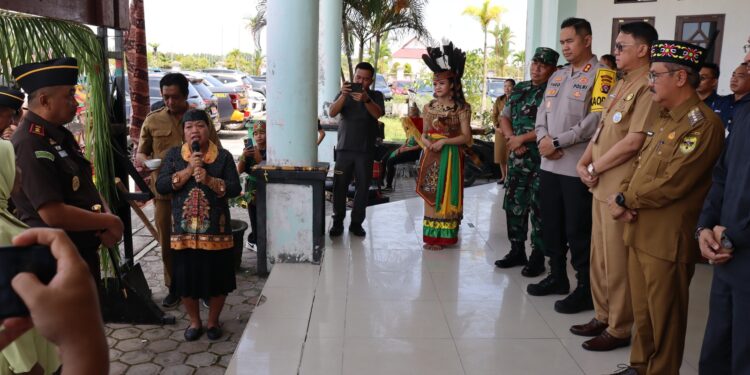 FOTO : DISKOMINFO SANTIK/MATA KALTENG - Pj Bupati Gumas Herson B Aden bersama Kapolres AKBP Theodorus Priyo Santosa, Sekda Richard, dan kepala perangkat daerah, ketika menyambut kedatangan Kajari Gumas baru Sugito, dengan acara potong pantan, di GPU Damang Batu, Selasa, 3 September 2024.